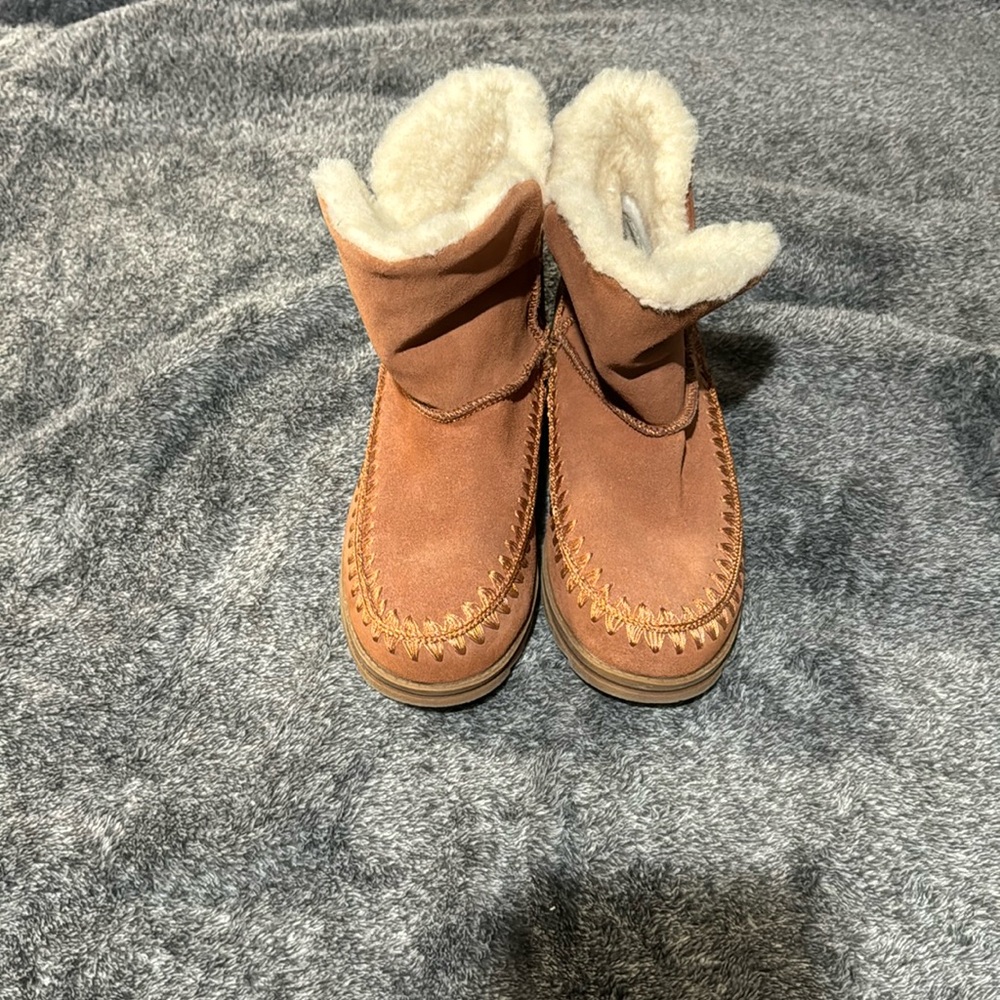 Mukluk Boots with fur Size 9. Never Worn.